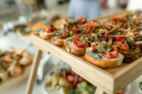 Delectable array of gourmet canapes beautifully displayed on a wooden tray .. Foto stock