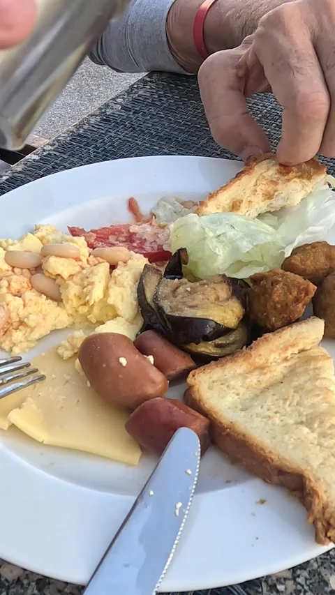 A Delectable Breakfast Plate Featuring Scrambled Eggs, Cheese, Sausages, 库存影片 331116018