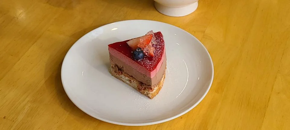 A delectable slice of cake with rich layers of cream and frosting, topped w.. 写真素材