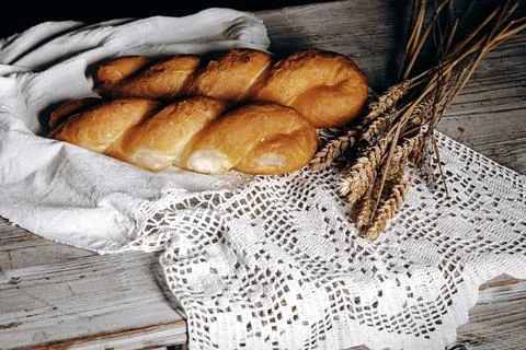 Delectably Freshly Baked Bread with Rustic Elements Stylishly Set on a Wooden Foto stock