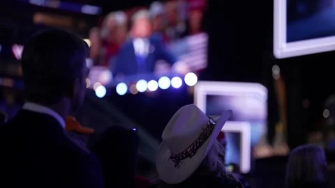 A delegate in a cowboy hat watches the stage, RNC Dallas 2026 Stock-Footage 345271770
