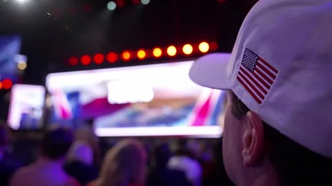 A delegate in a white American flag cap watches the stage, RNC Dallas 2026 Stock-Footage 345271362