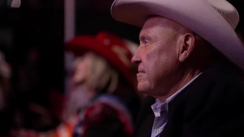A delegate in a white cowboy hat watches the stage, RNC Dallas 2026 Vídeo Stock 345272092