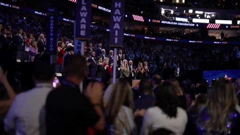 Delegates stand and applaud near the Hawaii delegation sign, RNC Dallas 2026 Stock-Footage 345274951