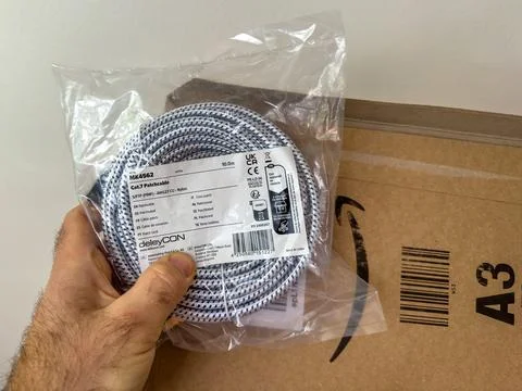 DeleyCON Cat7 Patch Cable on Amazon Parcel Foto stock