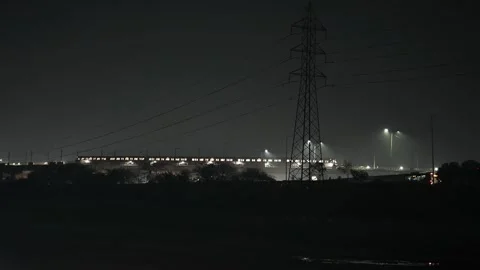 Delhi Metro Train and Elevated Metro Track Illuminated at Night in Delhi, I.. 库存影片 345363628