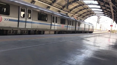 Delhi metro train 스톡 동영상 73112197