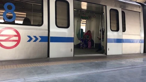 Delhi metro train Vídeos de archivo 73112811