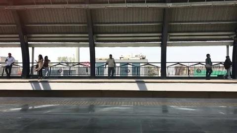 Delhi metro train Vídeos de archivo 73282047