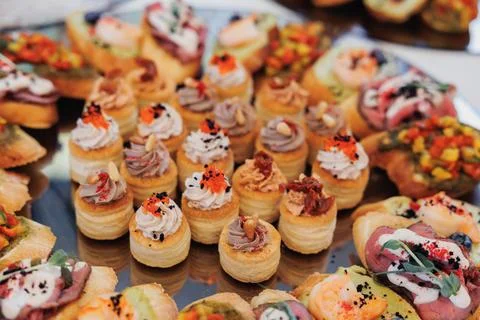 Delicate appetizers gleam under soft light Foto stock