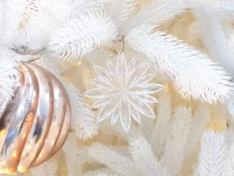 Delicate blurred background with white decorated Christmas tree Foto stock