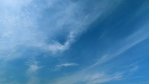 Delicate cirrus clouds in sky in august. Natural background texture taken on Foto stock