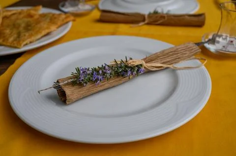 Delicate culinary presentation with fresh herbs on a circular plate at an e.. Stockfoto's