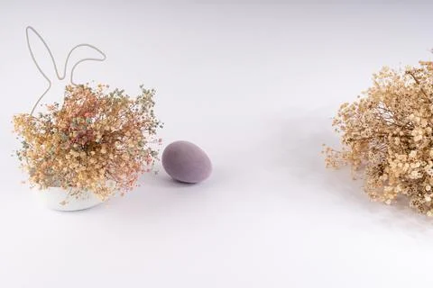 Delicate Easter Arrangement with Bunny Wire Frame, Colorful Dried Flowers, .. Stock-Fotos