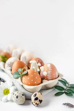 A delicate Easter background with hand-painted eggs Foto stock