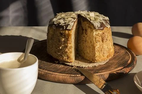 Delicate Easter cake with dark chocolate and almonds with exquisite taste. Foto stock