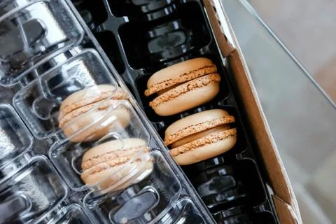 Delicate macron dessert. Cake in a package with holes and a transparent cover Foto stock