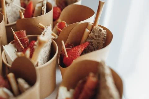 Delicate paper cups hold mini appetizers Foto stock