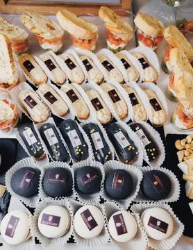 Delicate pastries arranged in elegant rows Foto stock