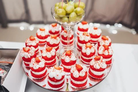 Delicate red and white layered cakes with fresh strawberries 스톡 사진