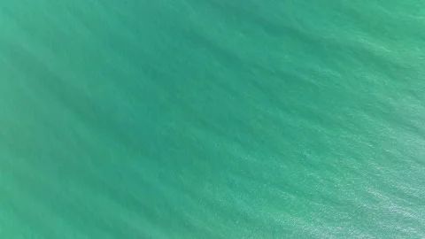Delicate ripples on the surface of the water with refraction of light. Video stock 289939620