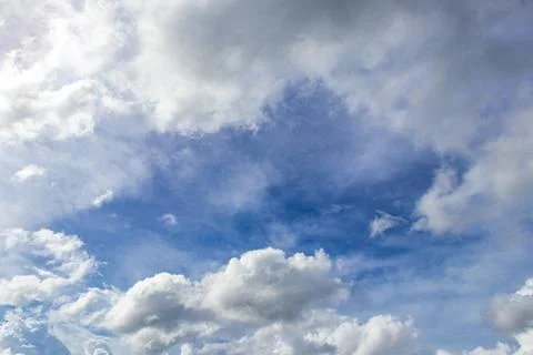 Delicate white cloud streaks crossing luminous tropical blue atmosphere Tha.. Foto stock