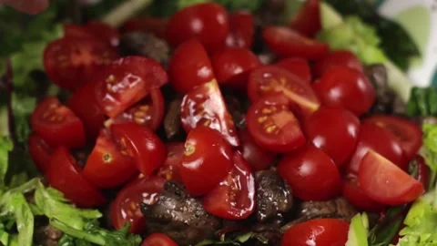 A delicious and refreshing salad made with cherry tomatoes and fresh greens that Vidéo 301632828