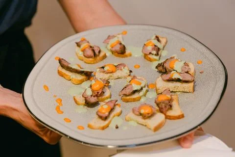 Delicious appetizer platter featuring savory bites and vibrant sauces, served at Foto stock