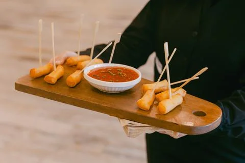 Delicious appetizer platter with spring rolls and dipping sauce served at a Stock-Fotos