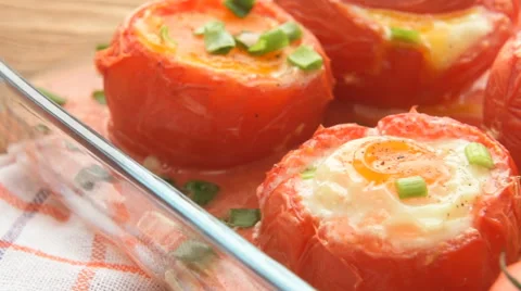 Delicious baked stuffed tomatoes with eggs and vegetables Video stock 66418173