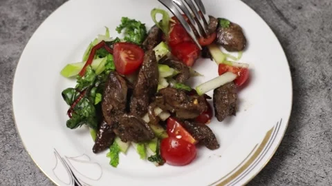 This Delicious Beef Salad features Fresh Vegetables, vibrant Cherry Tomatoes Vidéo 301632998
