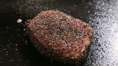 Delicious beef steak in black breaded pepper Video stock 91519538