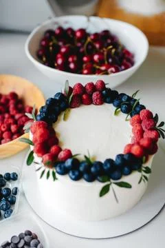 Delicious berry Cake with Fresh Raspberry and Blueberry Foto stock