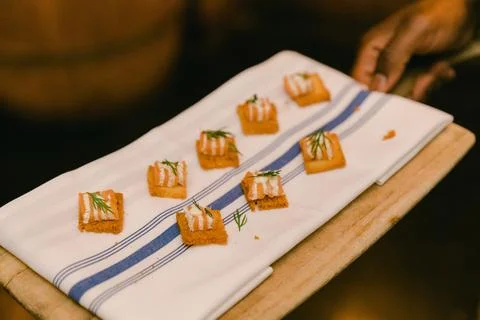 Delicious bite-sized appetizers served on a wooden tray in an elegant setting Foto stock