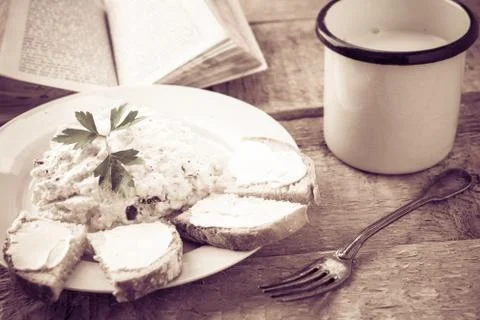 Delicious breakfast book kitchen table vintage Foto stock
