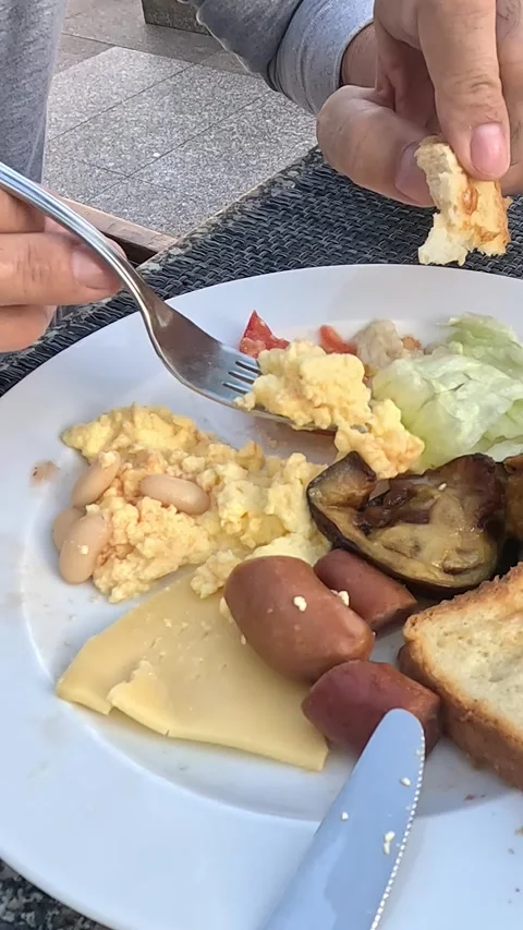 A Delicious Breakfast Plate Featuring Scrambled Eggs, Sliced Vegetables, Toast, 库存影片 331116081