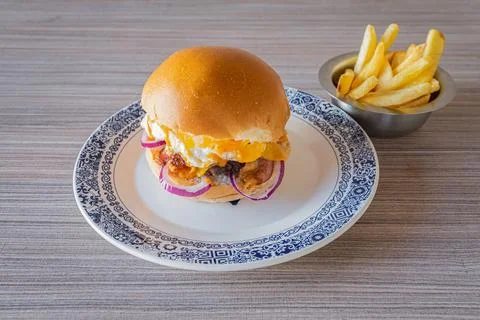 Delicious Burger with Fried Egg and French Fries Foto stock