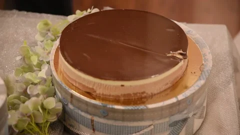 Delicious cake with three chocolates Vidéo 152303935
