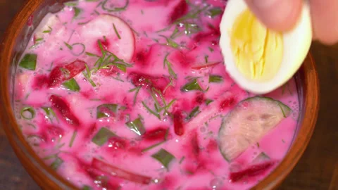 Delicious cold beetroot soup in top-down pan view Stockbeeldmateriaal 250442677