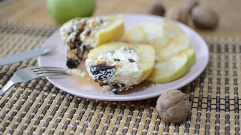 Delicious cooked baked apples with dried fruits Stock-Footage 89726100