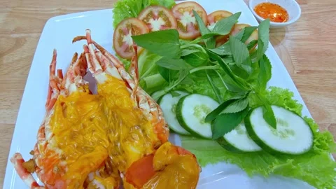 Delicious cooked lobster with a vegetable salad on a plate at a restaurant. Vidéo 337196236