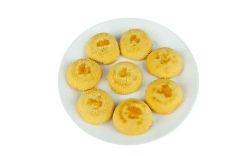 Delicious crispy biscuits isolated on white Foto stock