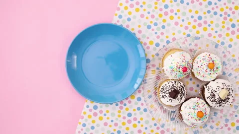 Delicious cup cakes on the plate ready for eating. Stop motion Stock-Footage 147834026