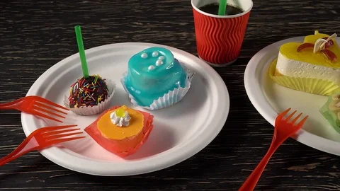 Delicious cupcakes with drinks. Vidéo 74232308