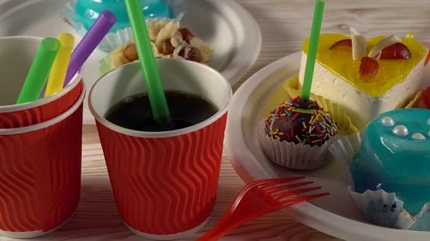 Delicious cupcakes with drinks. Vídeos de archivo 74348135