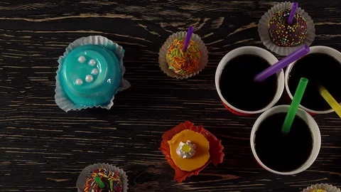 Delicious cupcakes with drinks. Vidéo 74482771