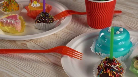 Delicious cupcakes with drinks. Vídeo Stock 74721963