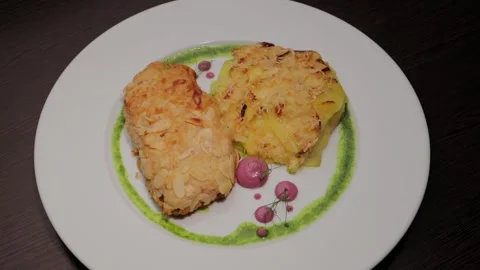 A delicious dish of potatoes and cutlets in almond crumbs on a plate 库存影片 328424461