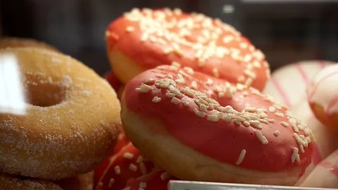 Delicious donuts on the shop window. Видео 100534965
