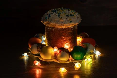 Delicious Easter cake and eggs on table Foto stock